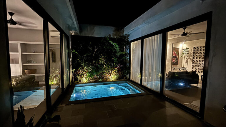Links Schlafzimmer, mitte Pool, rechts Wohnzimmer und Küche