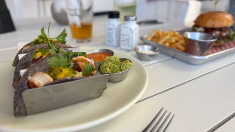 Schrimp-Tacos 12,60€, Burger & Pommes 13,50€