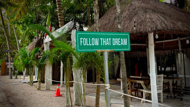 Ikonisches Straßenschild in Tulum